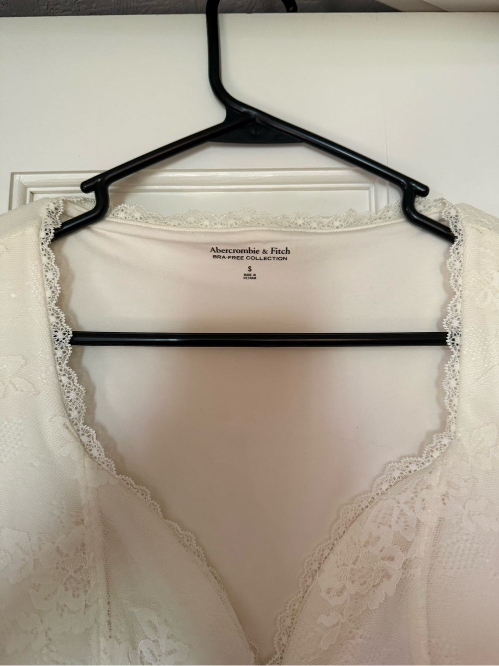 Abercrombie Bra Free Cream Lace Cap-Sleeve Camisole - Picture 3 of 5